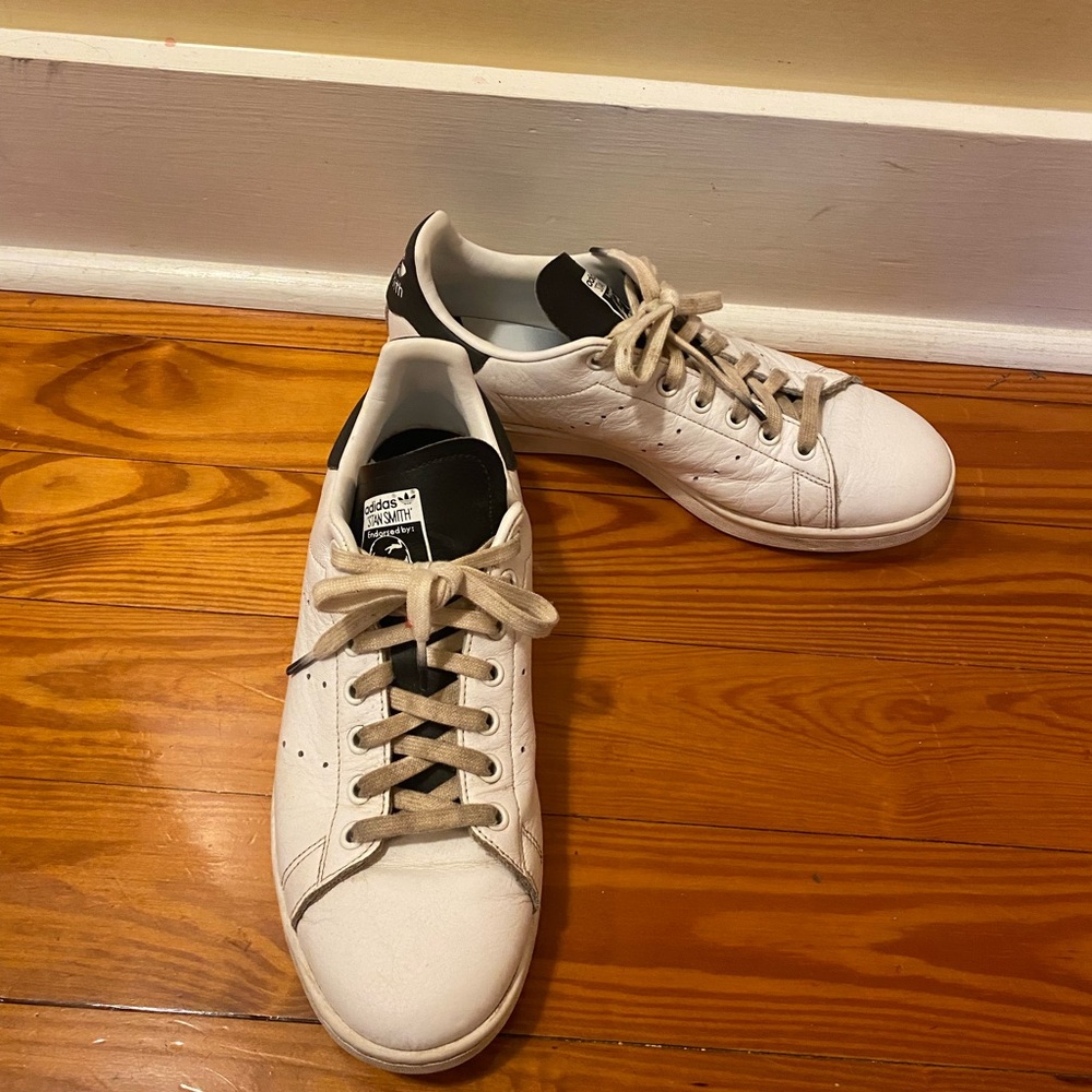 ADIDAS MENS STAN SMITH BLACK AND WHITE, 9.5